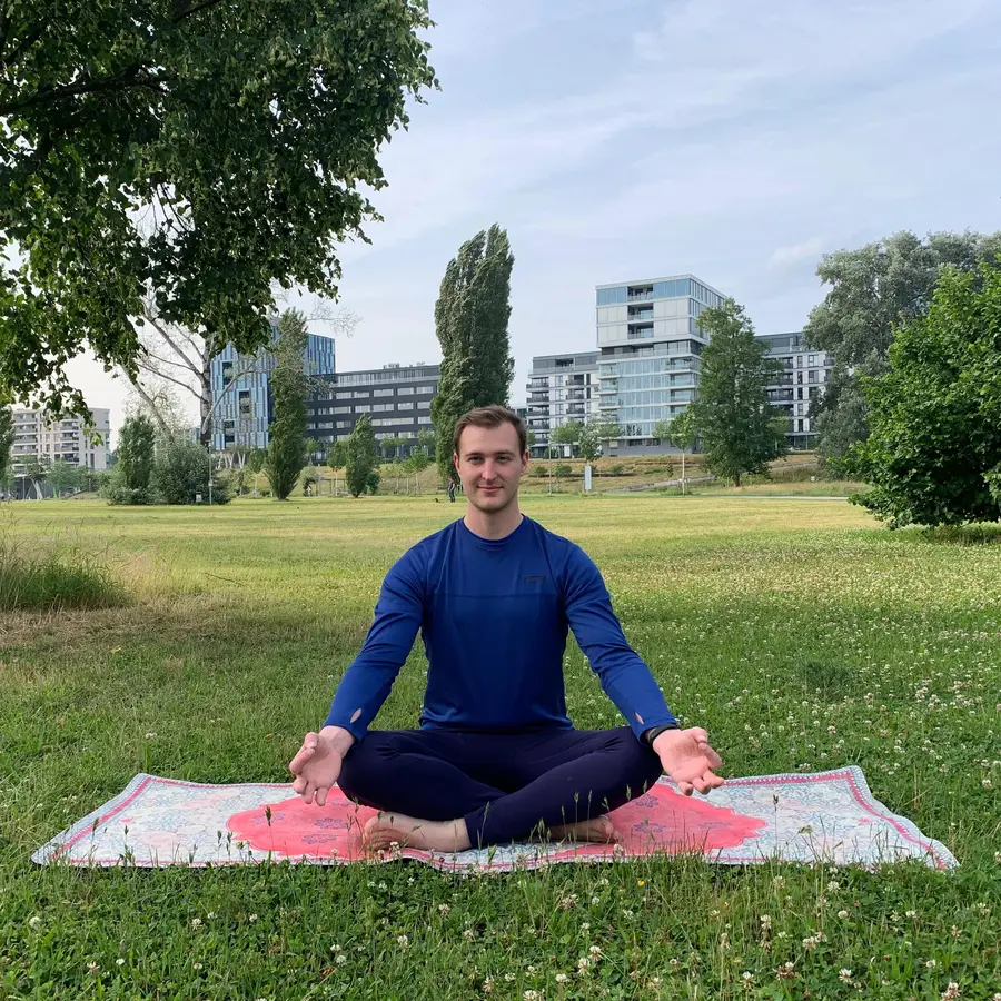 Ashtanga Yoga Lehrer David in meditativer Sitzhaltung im Grünen in Karlsruhe
