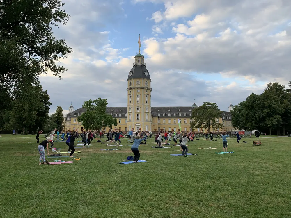 Große Outdoor-Yoga-Klasse im Schlosspark Karlsruhe, organisiert vom PSK