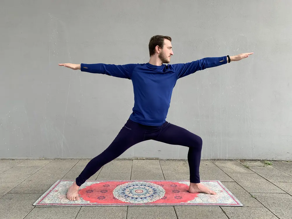 David in einer stehenden Ashtanga-Yoga-Position